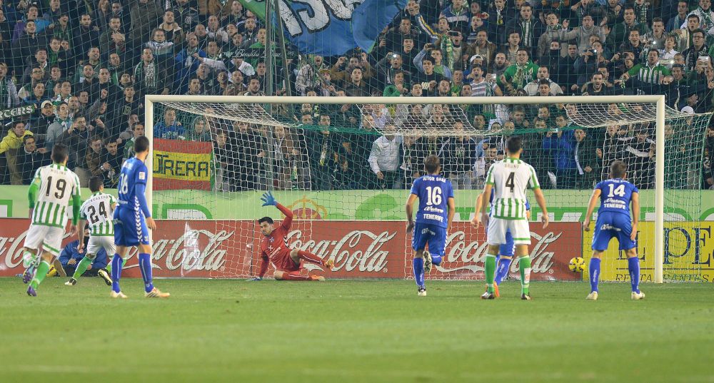 Rubén Castro abrió el camino de la victoria del Real Betis con un gol de pebalti. LOF