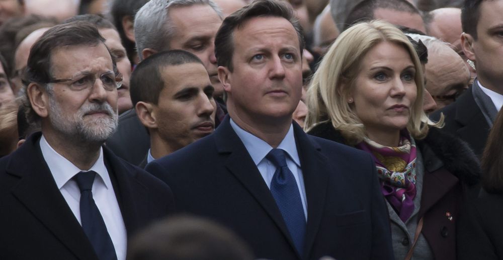 El presidente del Gobierno, Mariano Rajoy (izda), el primer ministro británico David Cameron (c), y la primera minsitra danesa Helle Thorning-Schmidt, participan en la manifestación contra el terrorismo que recorre París.
