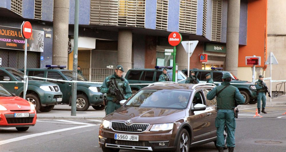 En la imagen, agentes de la Guardia civil durante la operacón llevada a cabo en Bilbao.
