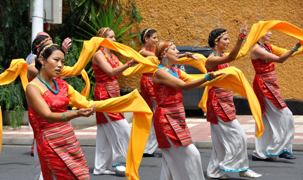 Danzas tibetanas a cargo de los miembros de la Comunidad Dzogchen Internacional.