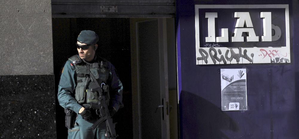 Un agente de la Guardia Civil, en la entrada de la sede del sindicato abertzale LAB, en Bilbao.