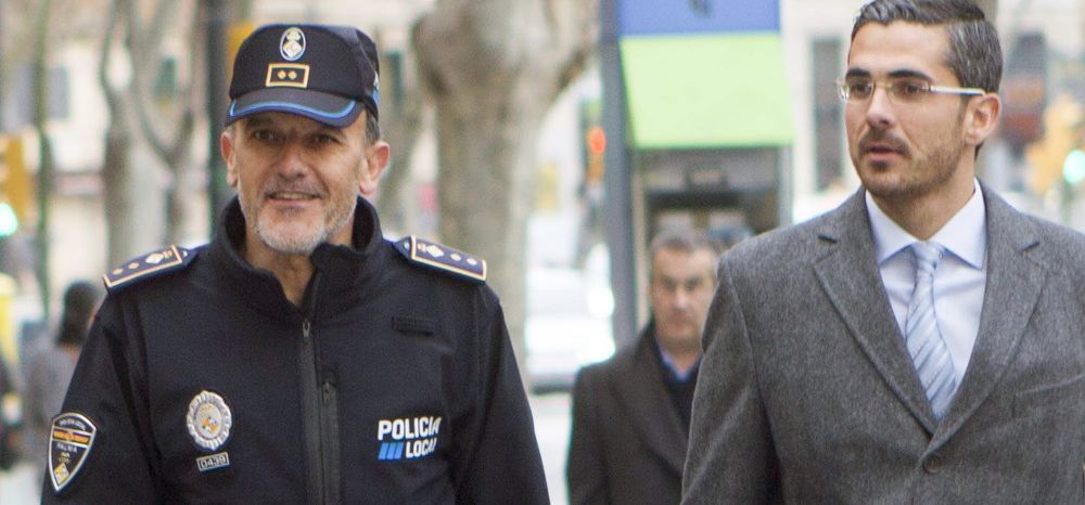 El jefe de la Policía Local de Palma, Joan Miquel Mut (i), se dirige a los juzgados de instrucción de la capital balear.