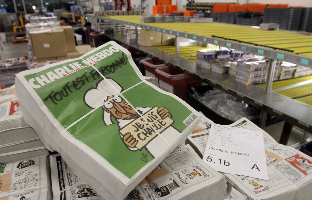 Vista de paquetes de copias del número del semanario "Charlie Hebdo" en el cetro de distribución de Nantes.