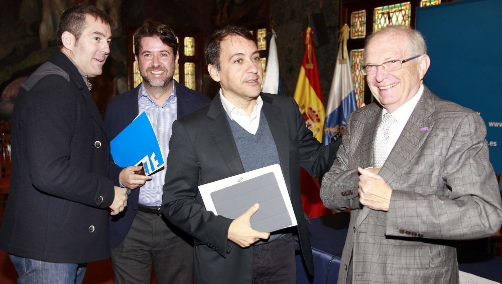 El presidente del Cabildo de Tenerife, Carlos Alonso (2º i), junto a los alcaldes de Santa Cruz de Tenerife y de La Laguna, y el rector de la Universidad de La Laguna (derecha).