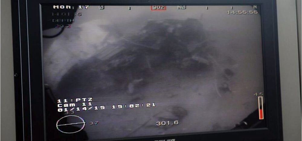Fotografía submarina sin fechar facilitada por la Agencia Nacional de Búsqueda y Rescate (BASARNAS) y mostrada en una pantalla hoy, miércoles 14 de enero de 2015, en la que se ve parte del cuerpo principal del avión de Airasia accidentado.