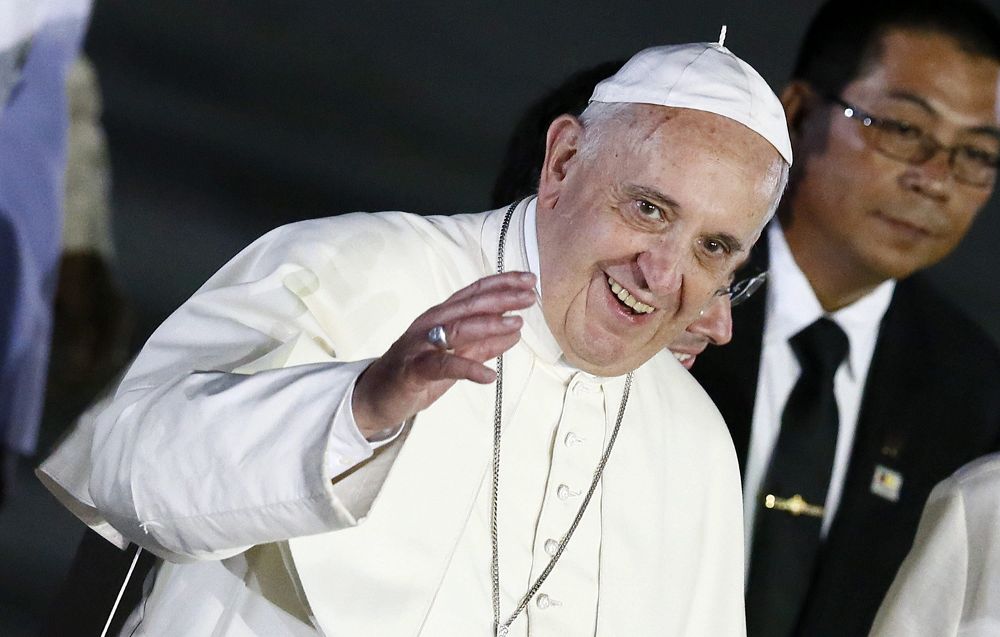 El papa Francisco saluda a su llegada al aeropuerto de Manila (Filipinas) hoy, jueves.