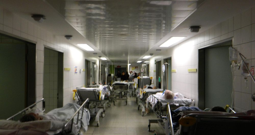 Enfermos en un pasillo de Urgencias de un hospital.EL DÍA