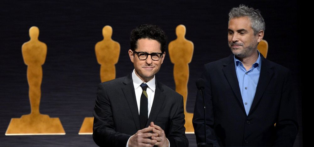 El cineasta estadounidense J.J. Abrams y el realizador mexicano Alfonso Cuarón (d).