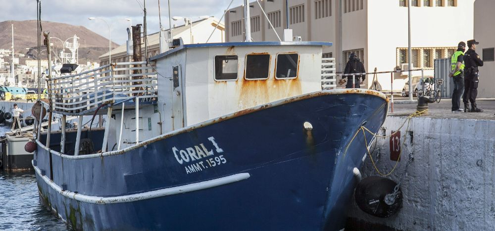 El pesquero Coral I, que fue interceptado con 1.500 kilos de cocaína el pasado 5 de enero en aguas del Atlántico, a 80 millas al oeste de Cabo Verde, atracó hoy en la Base Naval de Las Palmas.