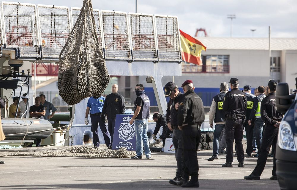 Miembros de la Agencia Tributaria y del Cuerpo Nacional de Policía descargan hoy en la Base naval de Las Palmas de Gran Canaria, los 1.500 kilos de cocaína incautados en el pesquero "Coral I".