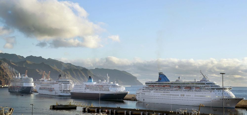 Cuatro cruceros arribaron hoy al puerto de la capital tinerfeña en coincidencia hoy con la primera reunión que pondrá en marcha el Plan Estratégico de Cruceros de las Islas Canarias, promovido desde la viceconsejería de Turismo del Ejecutivo regional.