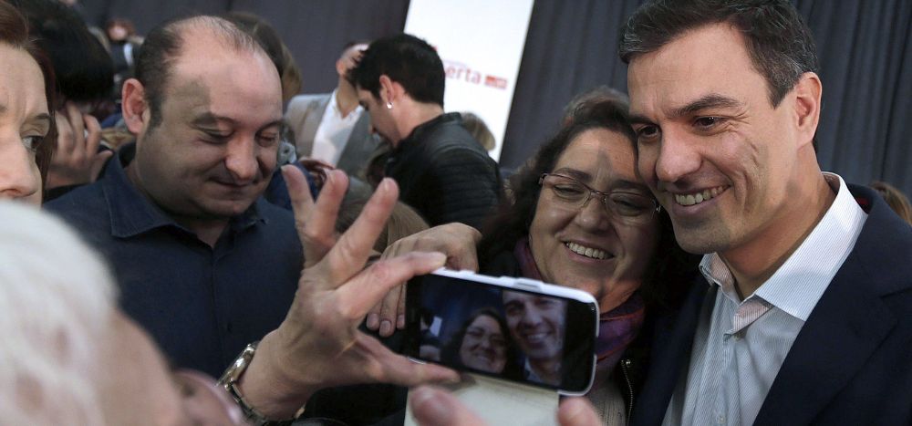 El secretario general del PSOE, Pedro Sánchez, se fotografía con una simpatizante.