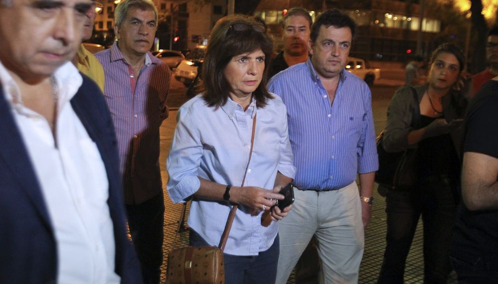 La diputada opositora del partido PRO, Patricia Bullrich (c), a su llegada hoy al edificio del barrio porteño de Puerto Madero donde se encuentra la vivienda del fiscal argentino Alberto Nisman.