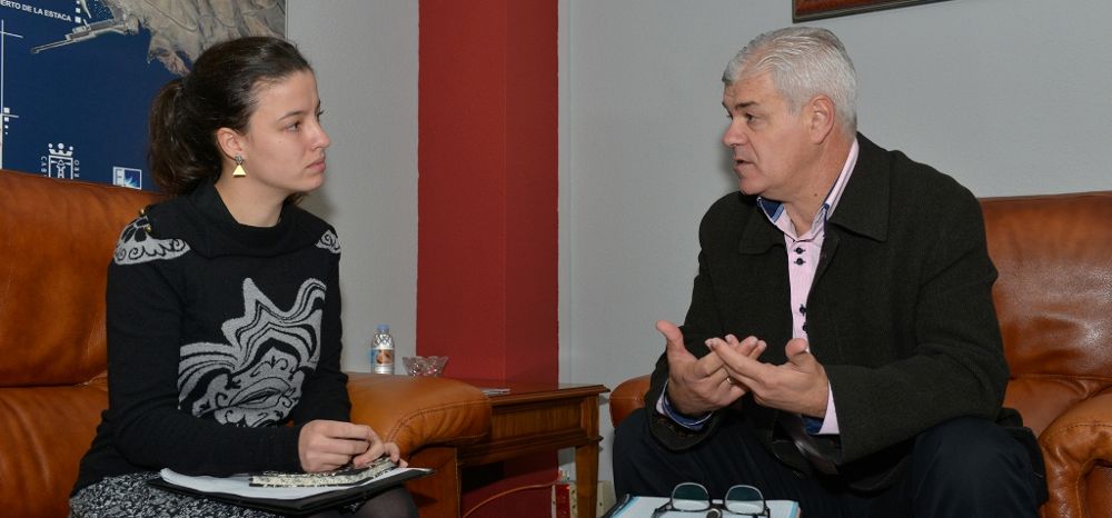 Alba Juárez Bourke en el momento que se entrevista con el presidente del Cabildo.