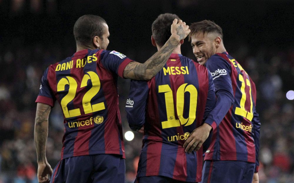 Leo Messi (c) celebra su gol con sus compañeros.