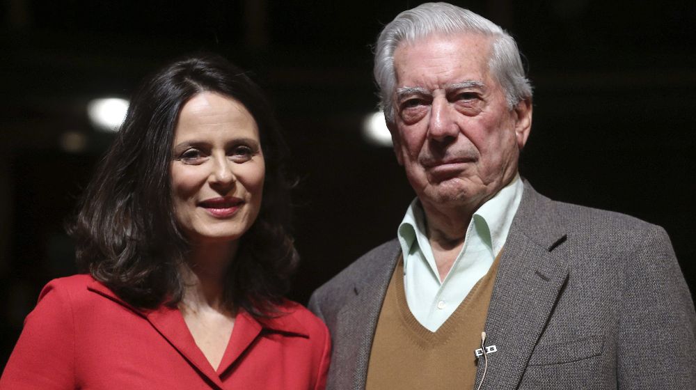 El escritor Mario Vargas Llosa y la actriz Aitana Sánchez Gijón durante la presentación, hoy, en el Teatro Español de la pieza inédita "Los cuentos de la peste".