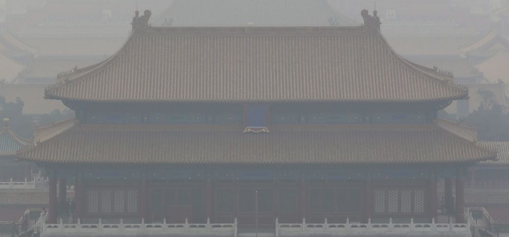Vista de la niebla de contaminación que cubre la Ciudad Prohibida en Pekín (China).