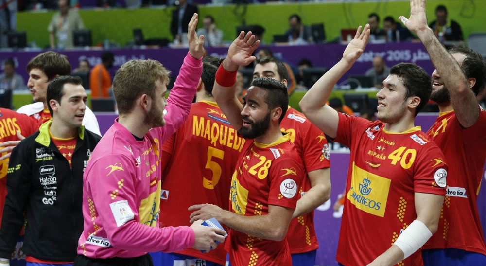 El guardameta de la selección española de balonmano, Gonzalo Pérez de Vargas (i), celebra con sus compañeros la victoria de su equipo.