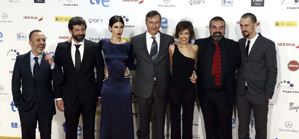 El director Alberto Rodríguez (2i) posa con el elenco de la película 'La Isla Mínima'.