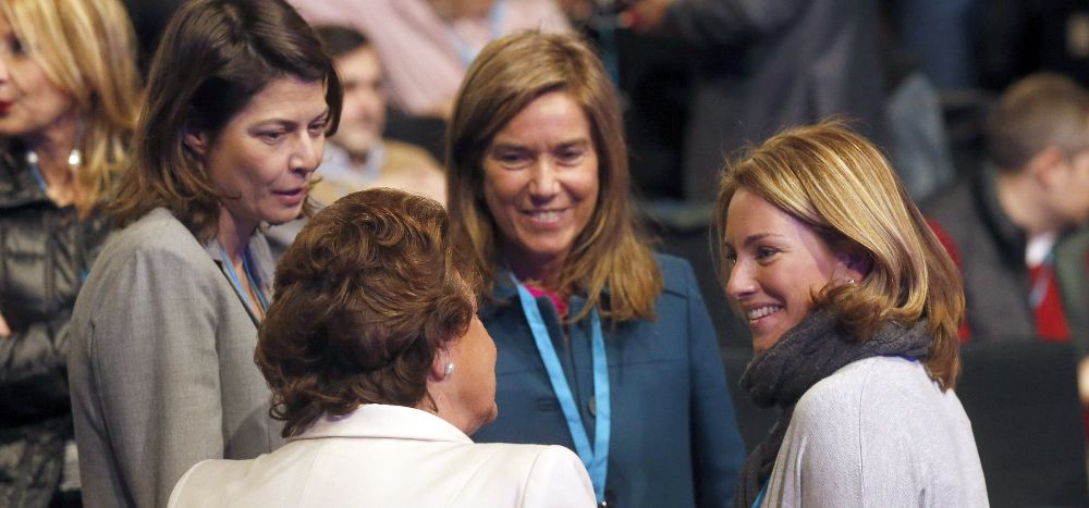 La alcaldesa de Valencia, Rita Barberá (i, de espaldas), conversa con la presidenta del PP vasco, Arantxa Quiroga (d), la exministra de Sanidad, Ana Mato (c), y la consejera de Educación de la Comunidad de Madrid, Lucía Figar (i).