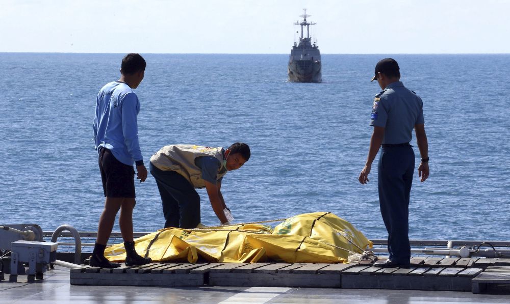 Miembros de los servicios de rescate continúan con la recuperación de los cuerpos de las víctimas del vuelo QZ8501 de AirAsia en Pangkalan Bun (Indonesia).