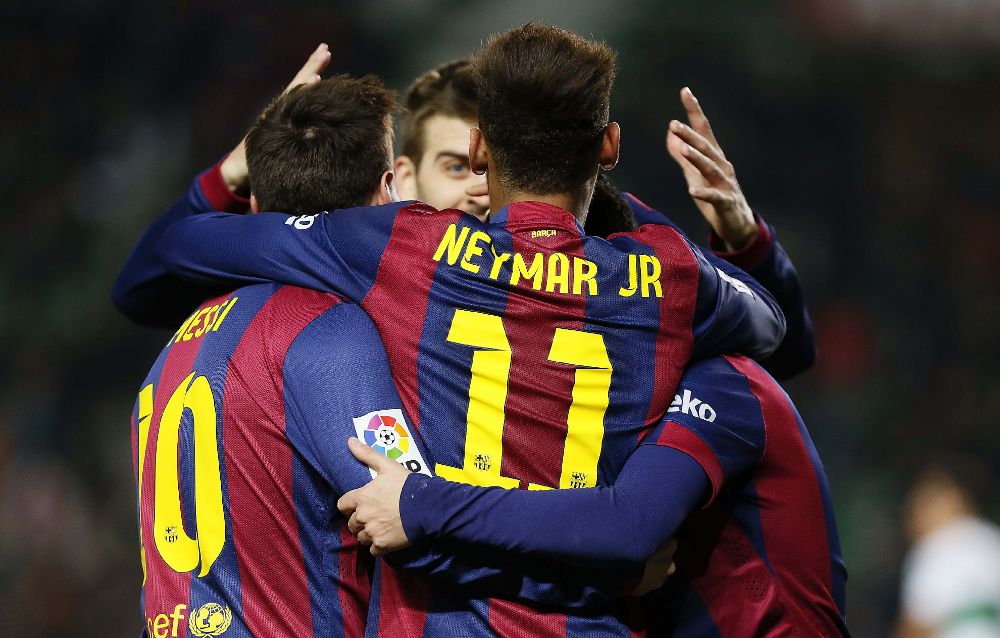 Los jugadores del FC Barcelona celebran su sexto gol.
