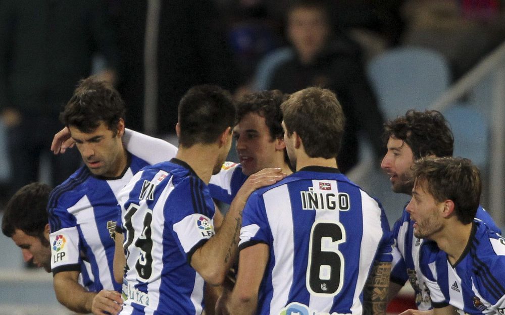 Los jugadores de la Real Sociedad celebran el gol de Xabi Prieto (i).