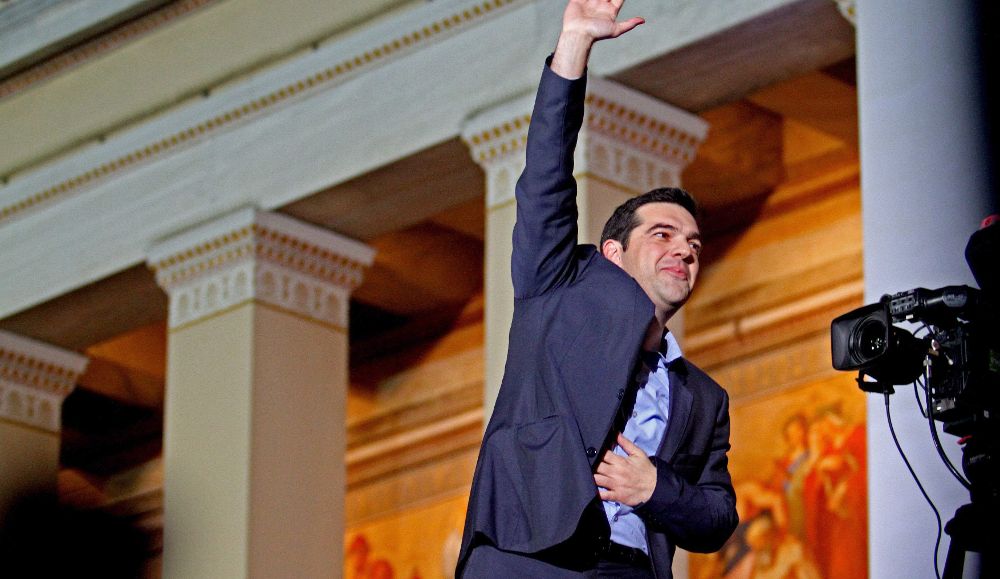 Alexis Tsipras saluda a sus seguidores después de conocer su victoria en las elecciones de ayer.