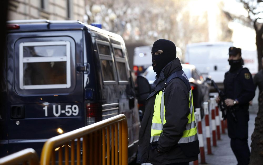 Llegada a la Audiencia Nacional del furgón que traslada a los cuatro presuntos yihadistas detenidos el sábado en Ceuta que pasan a disposición del juez Pablo Ruz, hoy en Madrid.