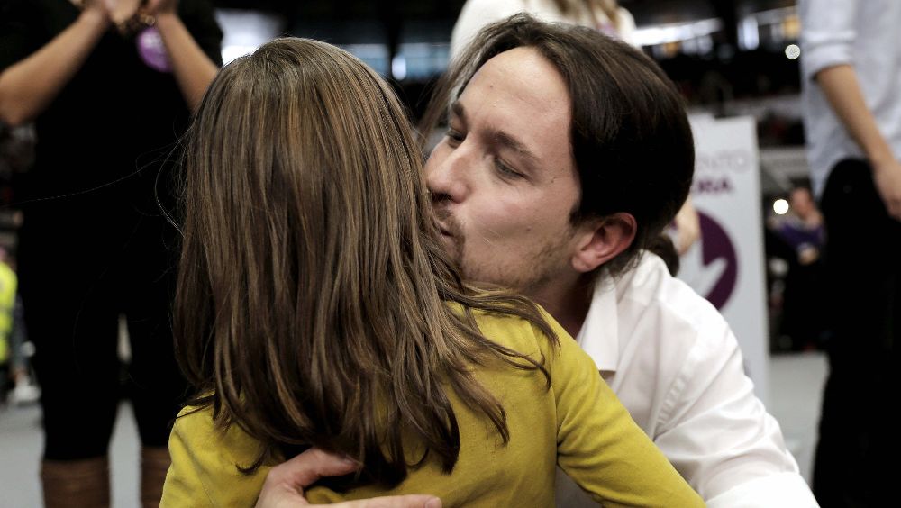El secretario general y eurodiputado de Podemos, Pablo Iglesias, besa a una niña que asistió ayer al acto público en Valencia.