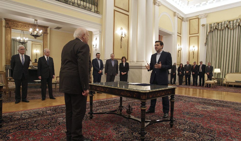 El líder de la izquierdista Syriza, Alexis Tsipras (d), jura como nuevo primer ministro griego ante el presidente de la República, Károlos Papulias (i), en Atenas.