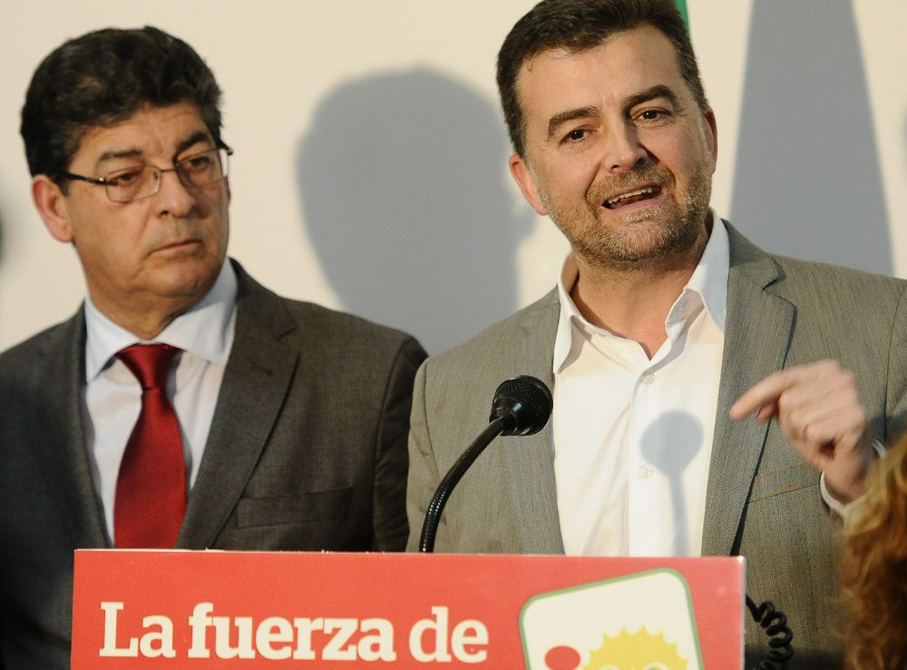 El coordinador general de IU Andalucía, Antonio Maíllo(d) y Diego Valderas, durante la rueda de prensa que ha ofrecido esta tarde, tras la ruptura del pacto de gobierno.