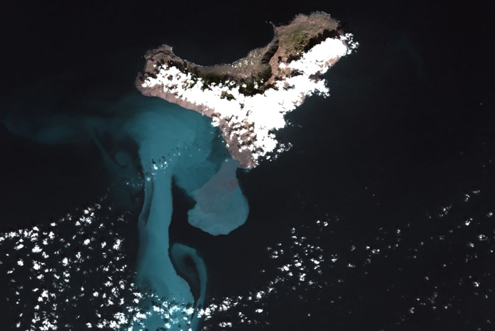 El Hierro y la mancha de la erupción volcánica submarina.