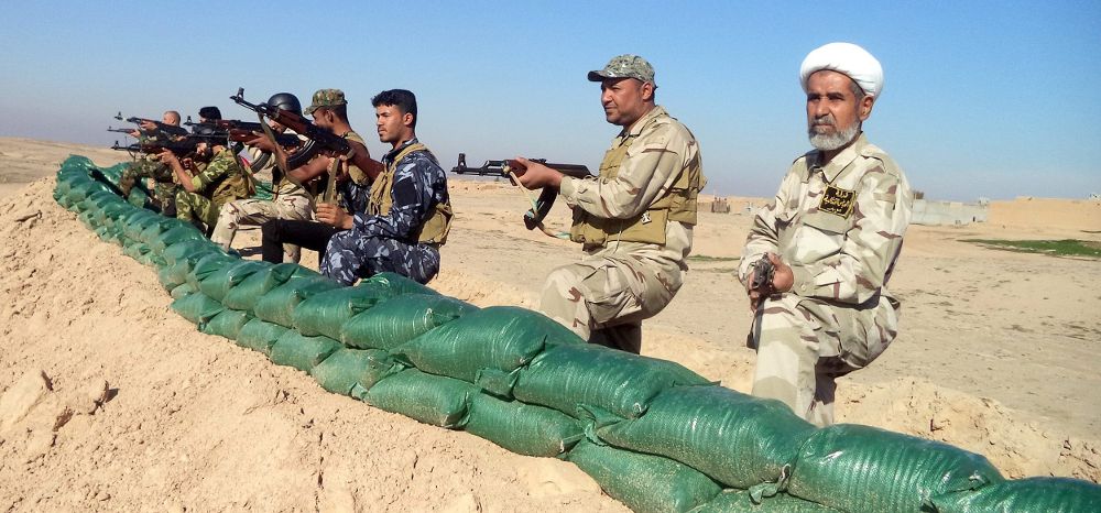 Soldados iraquies y voluntarios de la milicia.