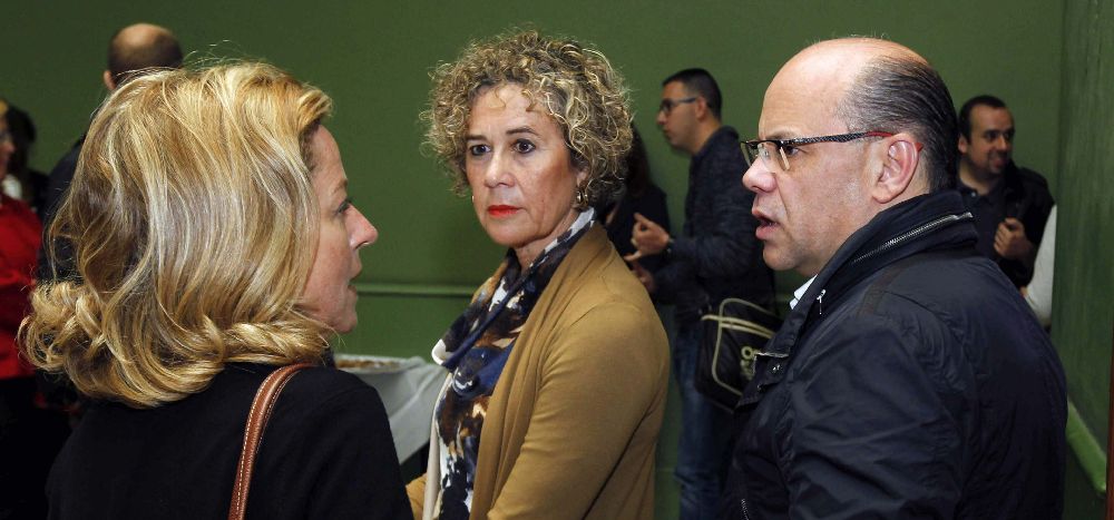 Los dirigentes de Coalición Canaria José Miguel Barragán (d), María del Mar Julios (c) y Ana Oramas (i) conversan.