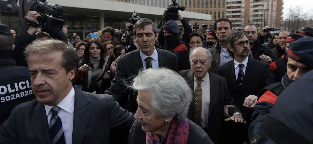 El expresidente de la Generalitat Jordi Pujol y su esposa Marta Ferrusola abandonan la Ciudad de la Justicia de Barcelona tras ser interrogado durante dos horas ante la juez que le ha imputado por blanqueo de capitales y delito fiscal.