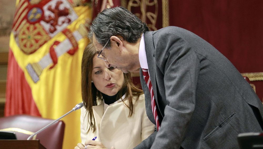 El presidente del Parlamento de Canarias, Antonio Castro, da instrucciones a la nueva vicepresidente primera de la Cámara, Cristina Tavio, que hoy tomo posesión del cargo.