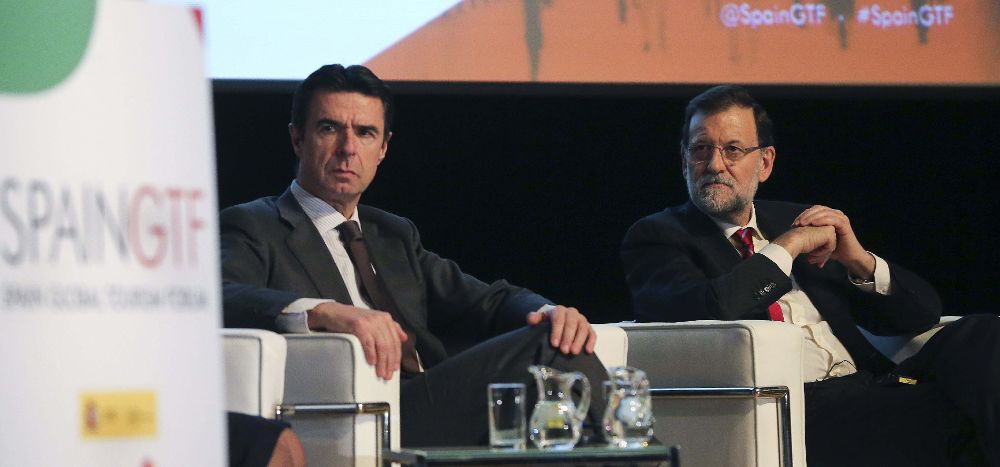 El presidente del Gobierno, Mariano Rajoy,i, y el ministro de Industria, José Manuel Soria.