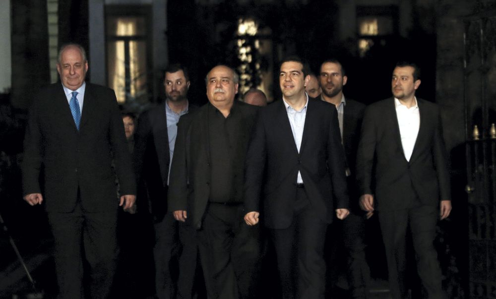 El nuevo primer ministro griego, Alexis Tsipras (3d), camina por delante de algunos de sus nuevos ministros tras la ceremonia en la que el nuevo y reducido gabinete de Gobierno griego prestó juramento de sus cargos.