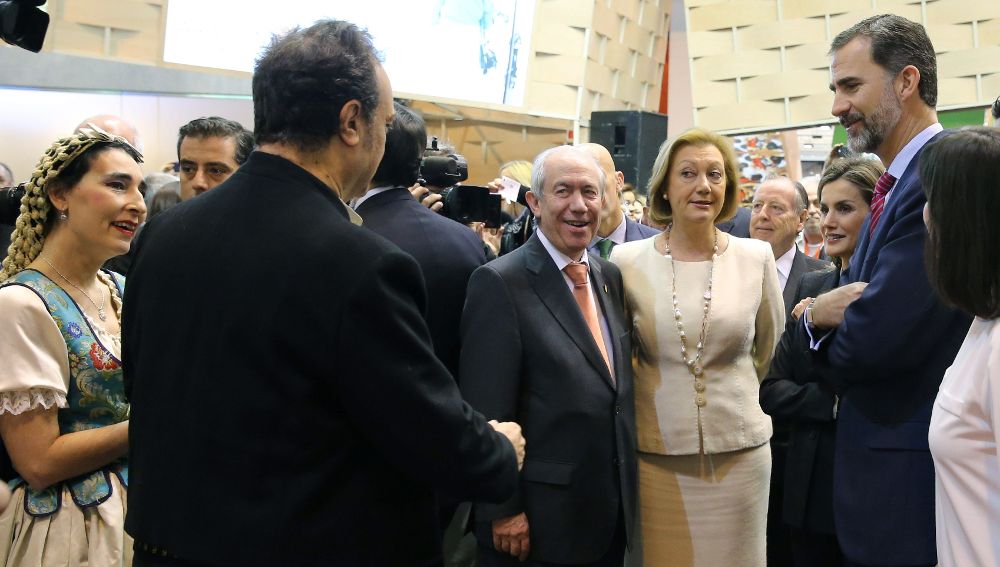 Los Reyes, acompañados de la presidenta de la presidenta de Aragón, Luisa Fernanda Rudi, durante la inauguración de la 35 edición de la Feria Internacional de Turismo.