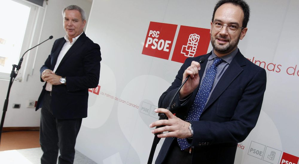El portavoz del PSOE en el Congreso, Antonio Hernando (d), y el diputado socialista por Las Palmas Sebastián Franquis.