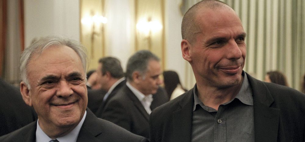 El nuevo vicepresidente económico de Grecia, Yanis Dragasakis (i), y el nuevo ministro de Finanzas, Yanis Varufakis (d).