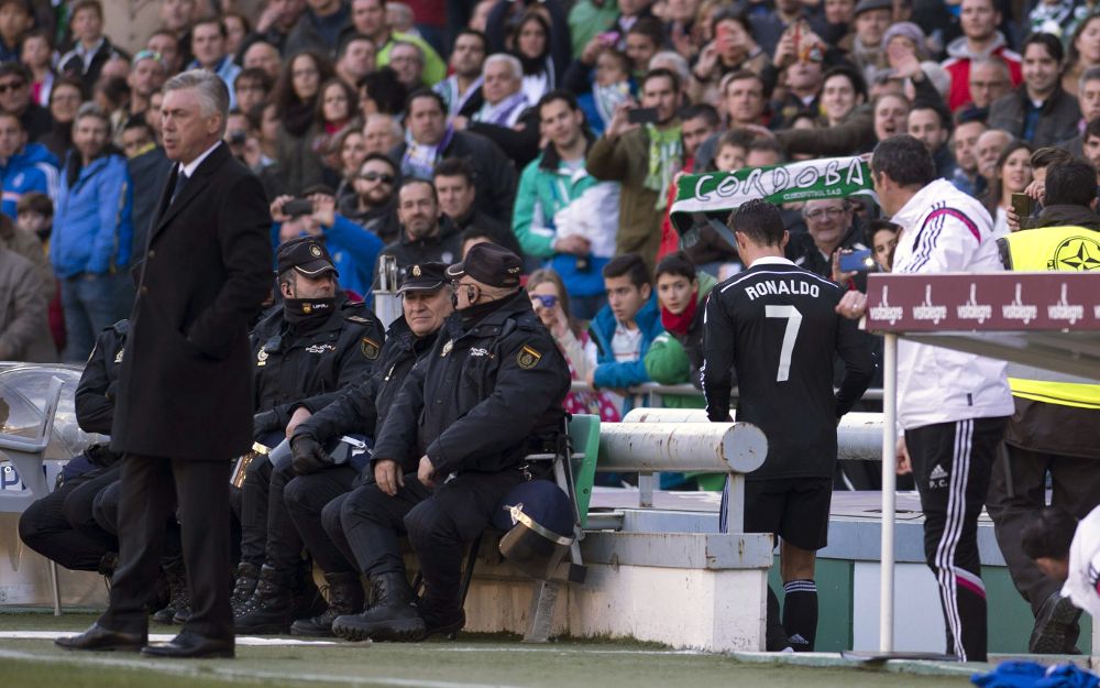 El delantero portugués del Real Madrid Cristiano Ronaldo (c) sale del terreno de juego tras expulsado en el partido ante el Córdoba.