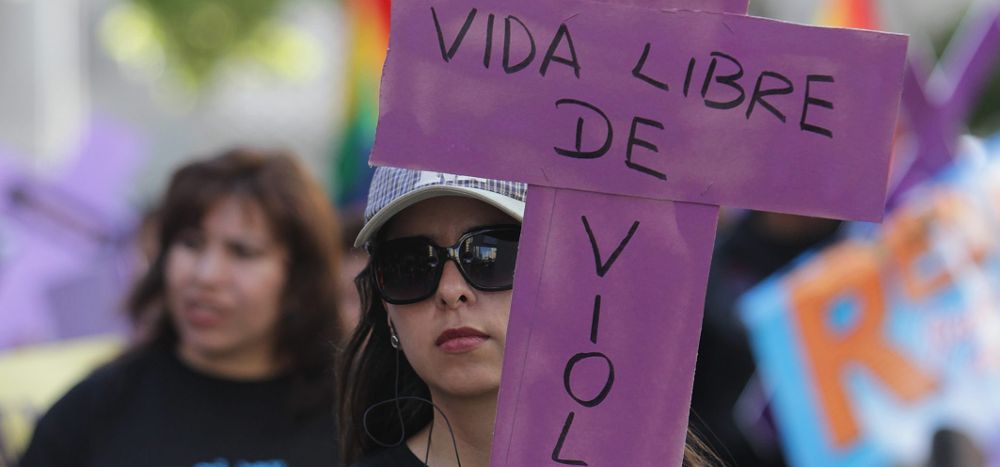 Una mujer participa en una marcha contra la violencia machista.