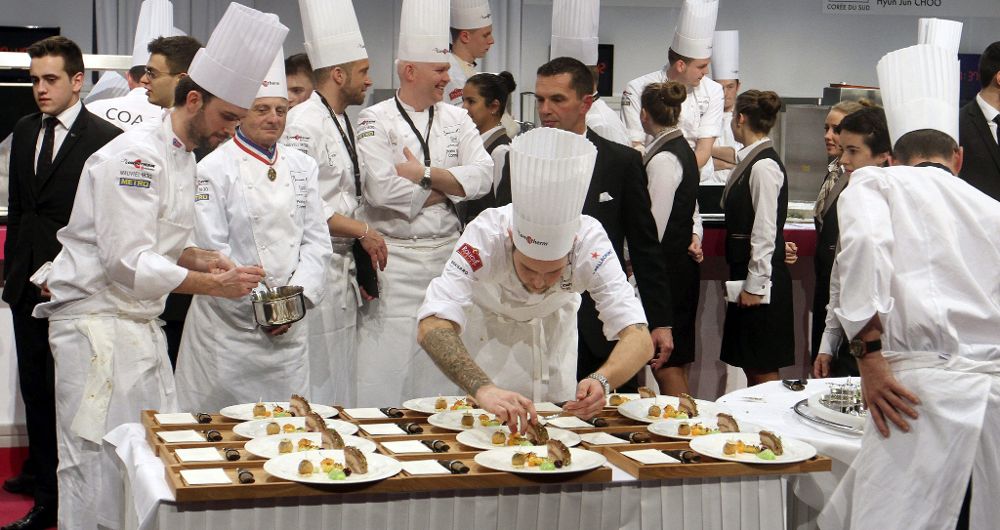 El chef noruego Orjan Johannessen termina un plato durante la final de la competición gastronómica Bocuse d'Or, en Lyon (Francia), hoy.