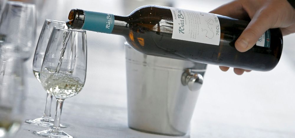 Un sumiller sirve vino durante una cata en el Salón del Vino con denominación de origen que se celebra en A Coruña.