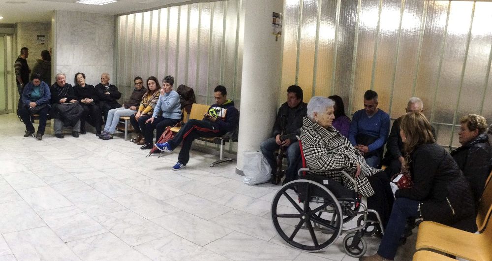 Sala de espera de Urgencias del Complexo Hospitalario Universitario de Ourense. La gripe ha causado ya la muerte de nueve personas en Galicia, según los últimos datos actualizados del Servicio Gallego de Salud.
