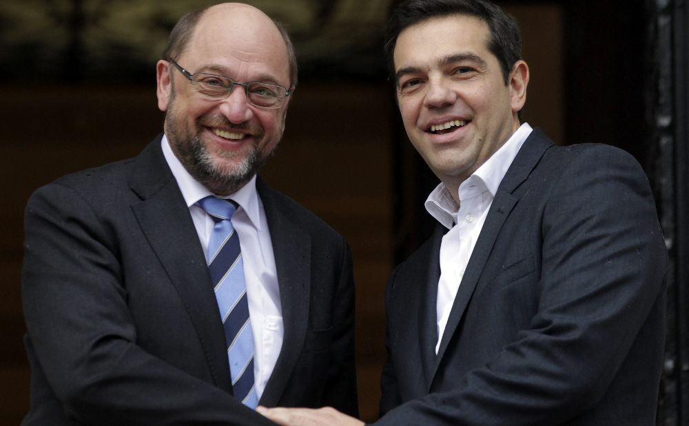 El nuevo primer ministro griego, Alexis Tsipras, estrecha la mano del presidente del Parlamento Europeo, Martin Schulz (i), durante su reunión en Atenas, hoy.