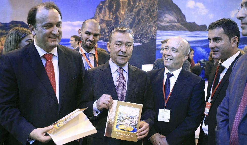 El presidente regional, Paulino Rivero, en el satand de Canarias durante la inauguración de la 35 edición de la Feria Internacional de Turismo, Fitur.