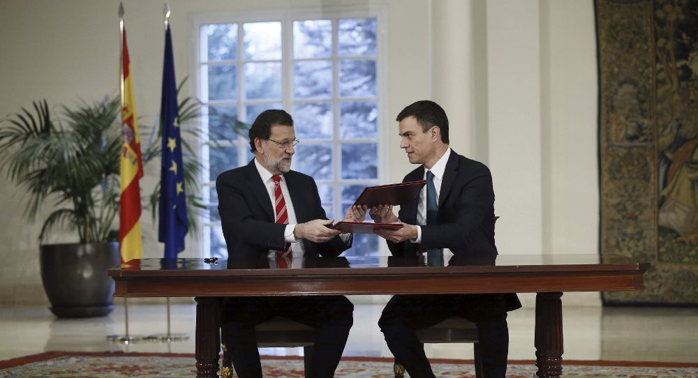 El presidente del Gobierno, Mariano Rajoy (i), y el secretario general del PSOE, Pedro Sánchez, durante la firma de su primer pacto de Estado, el "Acuerdo para afianzar la unidad en defensa de las libertades y en la lucha contra el terrorismo", hoy en el Palacio de la Moncloa.